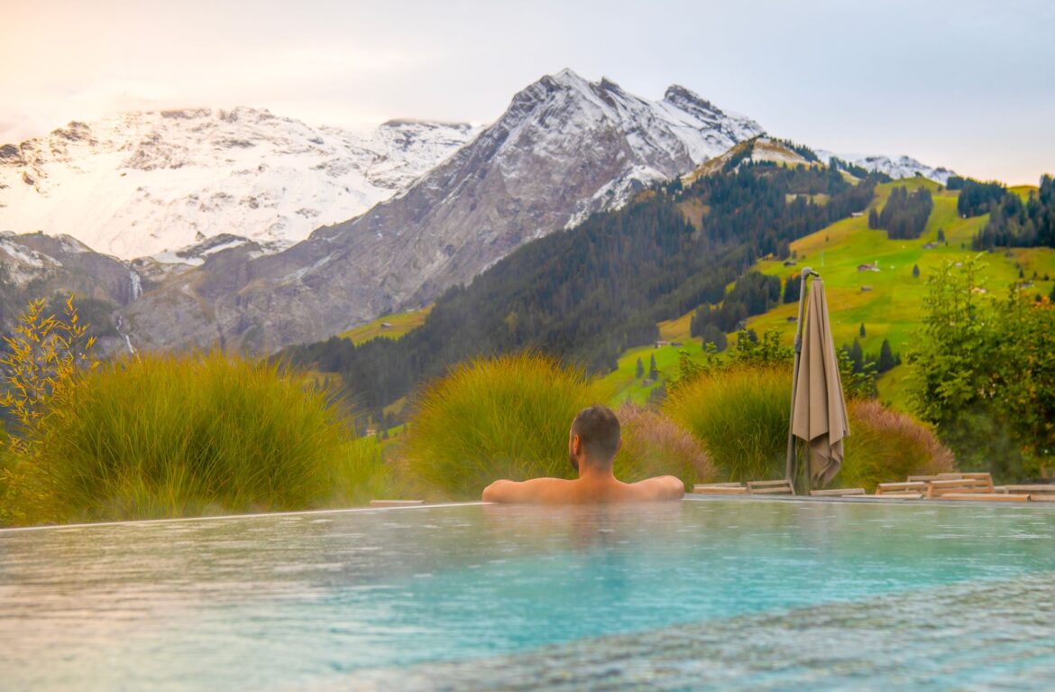 Der beste Platz für eine stille Stunde: Warum der Blick vom Wasser oft länger im Kopf bleibt als das Hotel selbst
