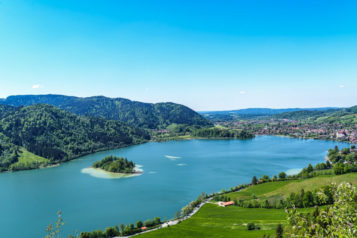 Spitzingsee in Oberbayern: Bergsee, Wanderziele und Wintersport vor den Toren Münchens